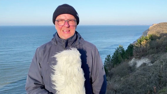 Stefan Kreibohm moderiert das Wetter von der Insel Hiddensee. © Screenshot 