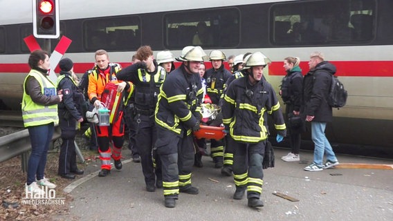 Verletzte werden von der Feuerwehr aus dem verunglückten ICE geborgen. © Screenshot 