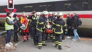 Verletzte werden von der Feuerwehr aus dem verunglückten ICE geborgen. © Screenshot 