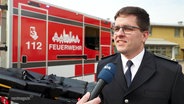 Ein Sprecher der Feuerwehr im Interview. © Screenshot 