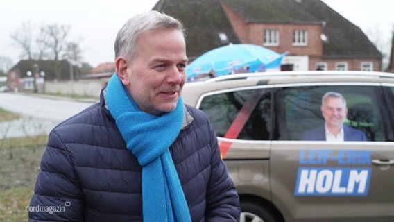 Der AfD-Politiker Leif-Erik Holm an einem Wahlkampfstand. © Screenshot 