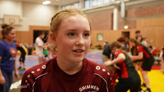 Die junge Ringerin Pauline Kreiselmeier in der Trainingshalle im Interview. © Screenshot 