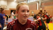 Die junge Ringerin Pauline Kreiselmeier in der Trainingshalle im Interview. © Screenshot 