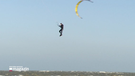 Ein Kitesurfer vor Fehmarn. © Screenshot 