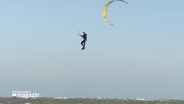 Ein Kitesurfer vor Fehmarn. © Screenshot 