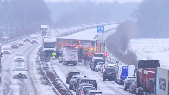 Ein LKW hat sich wegen Glatteis auf der Autobahn schräg gestellt. © Screenshot 