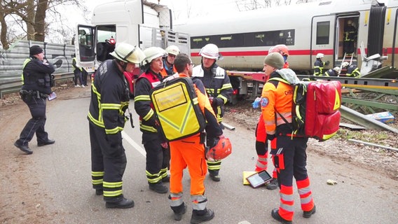 Rettungskräfte sind an einem Unfallort im Einsatz, bei dem ein ICE und ein Sattelzug kollidiert sind. © NDR 