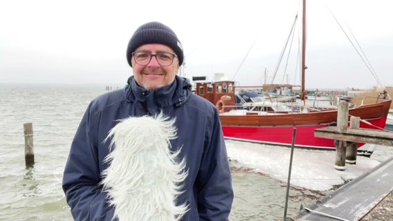 Stefan Kreibohm moderiert das Wetter von der Insel Hiddensee. © Screenshot 