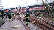 Feuerwehrleute an einer  Zugunfallstelle in Hamburg-Rönneburg. © Screenshot 