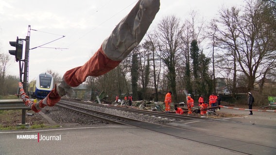 Ein Bahnübergang in Hamburg- Rönneburg . © Screenshot 