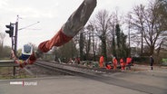 Ein Bahnübergang in Hamburg- Rönneburg . © Screenshot 