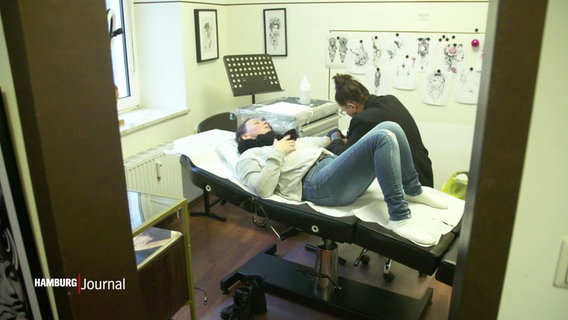 Einblik in ein Tattoostudio in Hamburg. © Screenshot 