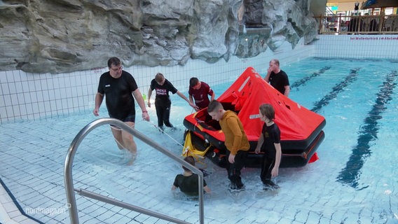 Junge Angler beim Sicherheitstraining mit der Polizei im Schwimmbad. © Screenshot 