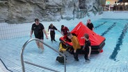 Junge Angler beim Sicherheitstraining mit der Polizei im Schwimmbad. © Screenshot 