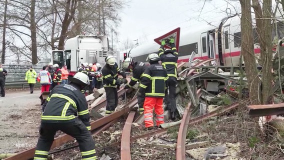 Die Hamburger Feuerwehr bei Aufräumarbeiten nach dem ICE-Unglück. © Screenshot 