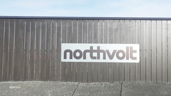 Eine Außenfassade eines Gebäudes von einer Northvolt-Batteriefabrik. © Screenshot 