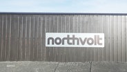 Eine Außenfassade eines Gebäudes von einer Northvolt-Batteriefabrik. © Screenshot 