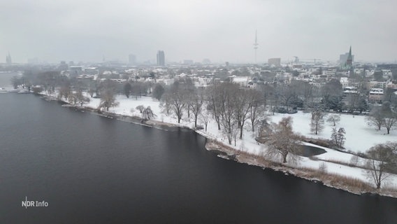 Ein Blick auf das verschneite Alsterufer aus der Vogelperspektive. © Screenshot 