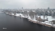 Ein Blick auf das verschneite Alsterufer aus der Vogelperspektive. © Screenshot 