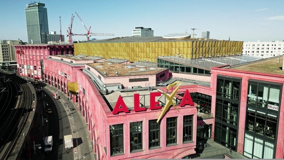 Das Shoppingcenter "Alexa" am Berliner Alexanderplatz aus der Vogelperspektive. © Screenshot 