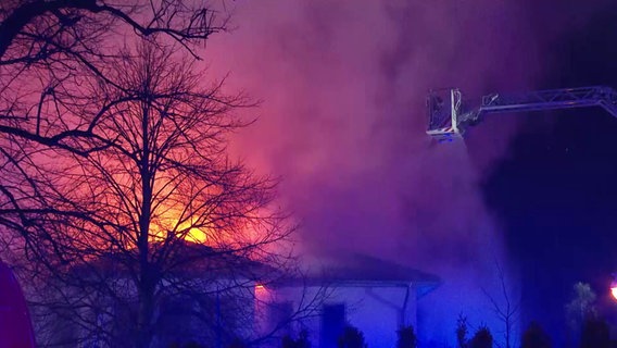 Einsatzkräfte der Feuerwehr löschen einen Brand. © Screenshot 