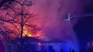 Einsatzkräfte der Feuerwehr löschen einen Brand. © Screenshot 