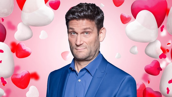 Christian Ehring inmitten von Herzen zum Valentinstag. (extra 3 vom 13.02.2025 im Ersten) © NDR 