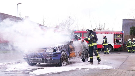 Feuerwehrleute löschen einen Pkw © Screenshot 