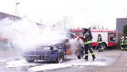 Feuerwehrleute löschen einen Pkw © Screenshot 