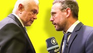 Reporter Jakob Leube redet mit Wolfgang Kubicki. (extra 3 vom 13.02.2025 im Ersten) © NDR 