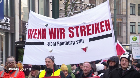 Ein Transparent mit der Aufschrift: "Wenn wir streiken steht Hamburg still" bei einer Gewerkschaftsdemonstration. © Screenshot 