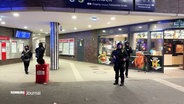 Bewaffnete Polizisten am Eingang einer S-Bahn-Station. © Screenshot 