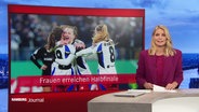 Eine Nachrichtensprecherin präsentiert die Meldung: "Frauen erreichen Halbfinale". © Screenshot 