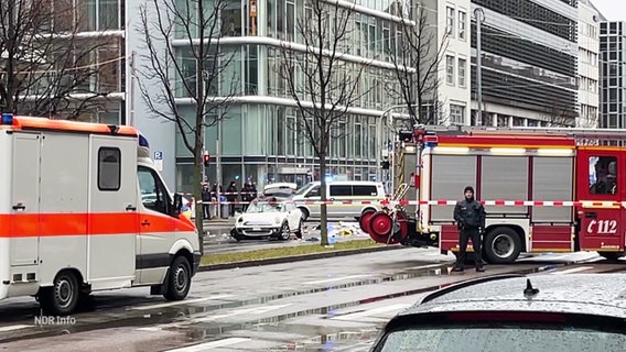 Einsatzkräfte der Polizei und der Feuerwehr sind an einem Tatort. © Screenshot 