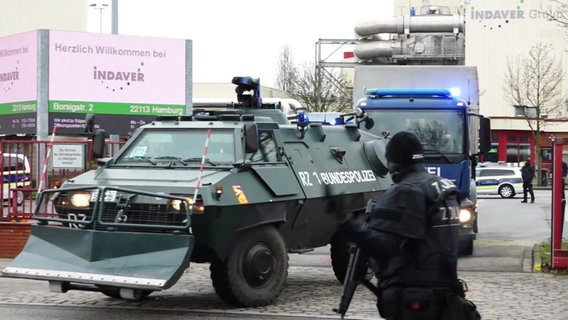 Polizei sichert die Vernichtung von Kokain in Hamburg. © Screenshot 