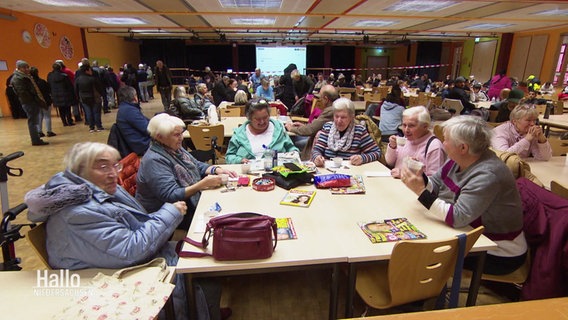 Wartende Menschen im Evakuierungszentrum in Osnabrück. © Screenshot 