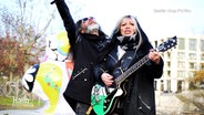 Anca Graterol und Ossy Pfeiffer, sie mit Gitarre mit dem Logo von Hannover 96. (Quelle: Ossy Pfeiffer) © Screenshot 