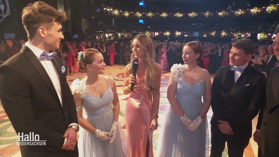 Reporterin Kerstin Ligendza interviewt auf dem Opernball in Hannover zwei Tanzpaare. © Screenshot 