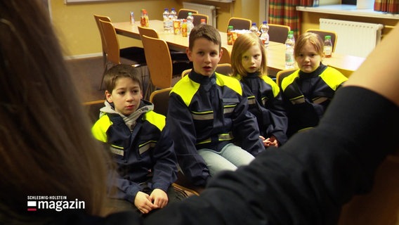 Kleine Kinder in Feuerwehruniformen. © Screenshot 