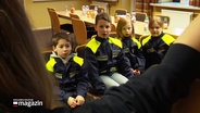 Kleine Kinder in Feuerwehruniformen. © Screenshot 