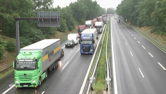 Fahrende Lkw auf einer Straße. © Screenshot 