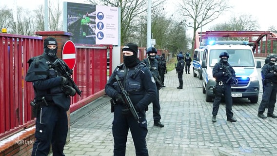 Bewaffnete Polizisten und Zoll in Uniform vor der Müllverbrennungsanlage in Hamburg. © Screenshot 