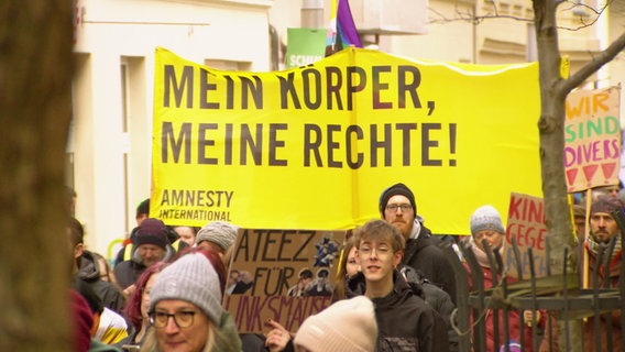 Mein Körper, meine Rechte, steht auf einem Banner. © Screenshot 