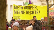 Mein Körper, meine Rechte, steht auf einem Banner. © Screenshot 