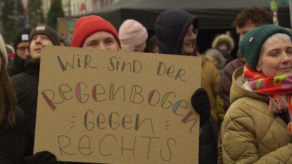 Wir sind der Regenbogen gegen Rechts, steht auf einem Schild. © Screenshot 