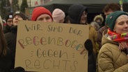 Wir sind der Regenbogen gegen Rechts, steht auf einem Schild. © Screenshot 