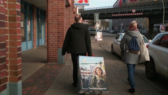 Mitglieder der Tierschutzpartei verteilen Wahlplakate. © Screenshot 