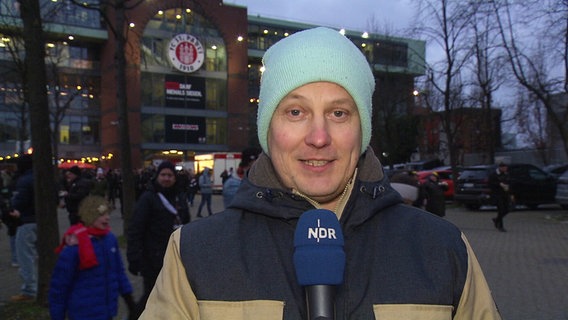 Der Reporter vor dem Millerntor Stadion. © Screenshot 