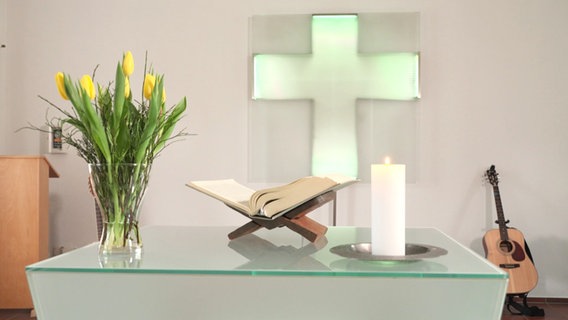 Altar mit Kreuz im Hintergrund. © Screenshot 