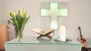 Altar mit Kreuz im Hintergrund. © Screenshot 